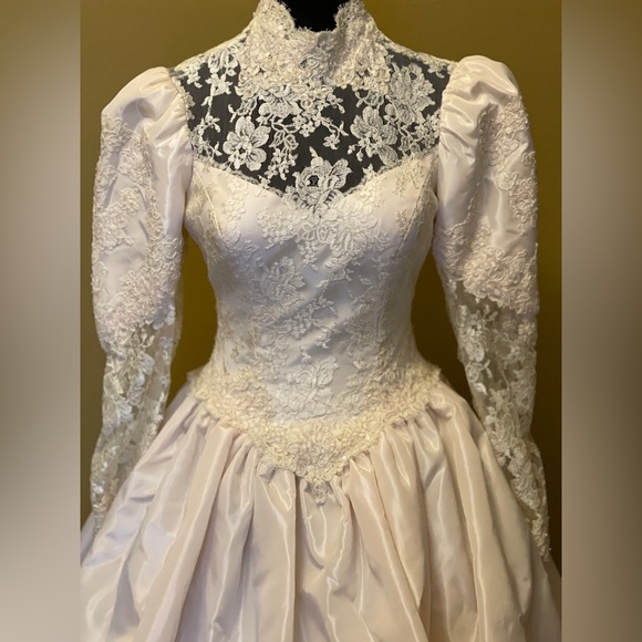 Wedding gown - Picture 4 of 11